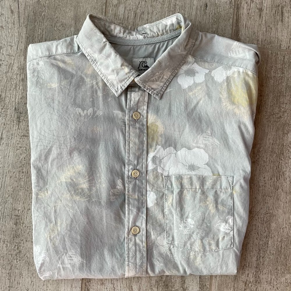 Quiksilver Collared Button Down Short Sleeve Shirt Grey Floral Modern Fit Size S